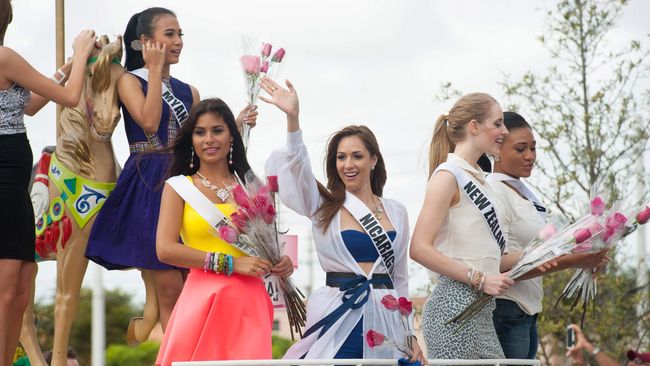 Ada banyak cara untuk melepas stres. Kontestan Miss Universe bahkan melakukan tarian lucu untuk pascapenjurian preliminary.