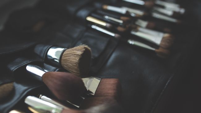 Kebersihan kuas makeup seringkali luput diperhatikan. Padahal ini bagian penting mengingat pemakaiannya langsung mengenai kulit wajah.