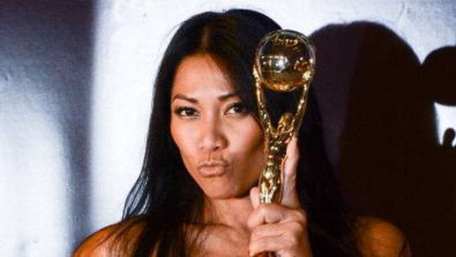 Pembunuhan yang kejam menjadikan ISIS musuh manusia, kata Anggun. Penyanyi Indonesia itu juga berkomentar soal insiden Charlie Hebdo di Paris, Perancis.