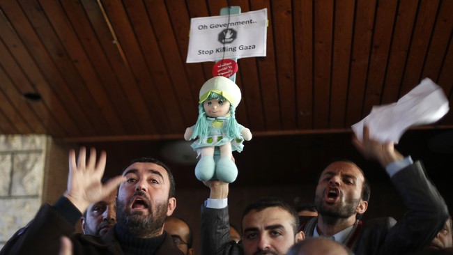 Ratusan pegawai Hamas meluncurkan aksi protes di depan markas besar pemerintah Palestina di Jalur Gaza menuntut pembayaran gaji mereka.