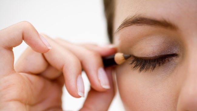 Eyeliner merupakan salah satu make up yang mudah luntur. Akibatnya, beberapa orang tidak berani memakainya ketika hari hujan.