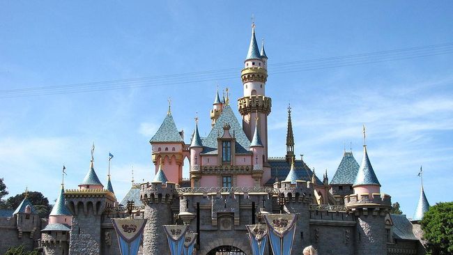 Setahun pasca teror November 2015 di Paris, Disneyland mencatat kenaikan kunjungan wisatawan.