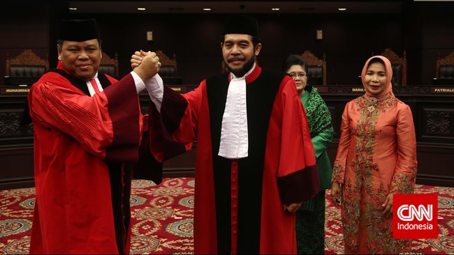 Kepercayaan masyarakat turun di titik terendah, saat Akil Mochtar tertangkap tangan menerima suap. Kini, tugas berat diemban Arief demi MK yang kembali bertaji.