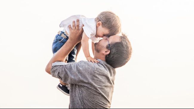 Fenomena papa-papa muda seringkali 'menggoda' dan jadi 'racun' bagi perempuan lajang. Apa yang bikin ayah muda ini begitu menarik perhatian wanita lajang?