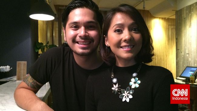 Pasangan Petra Sihombing dan Lala Karmela tak punya banyak waktu bersama. Alhasil, setiap ada kesempatan meski itu saat kerja, dimanfaatkan sebaik-baiknya.