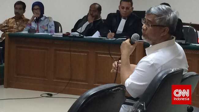 Akil menyanggah ada pembicaraan terkait sengketa Pilkada Palembang yang tengah dia tangani saat itu saat bertemu Muchtar Ependy di Gedung MK.