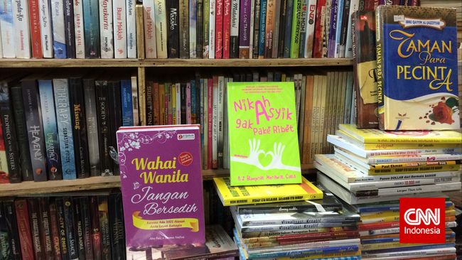 Bagi penggemar buku, terutama sastra, terkadang kehadiran toko buku pun tak membantu. Pasalnya, buku-buku sastra kualitas terbaik jarang ada di toko buku.
