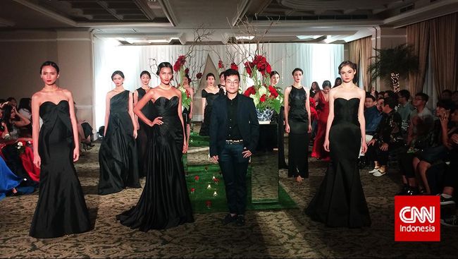 Desainer gaun hitam Terri Seymour dan Malin Akerman di Golden Globe after party, Yosep Sinudarsono meluncurkan koleksi busana keduanya bertema La Vie.