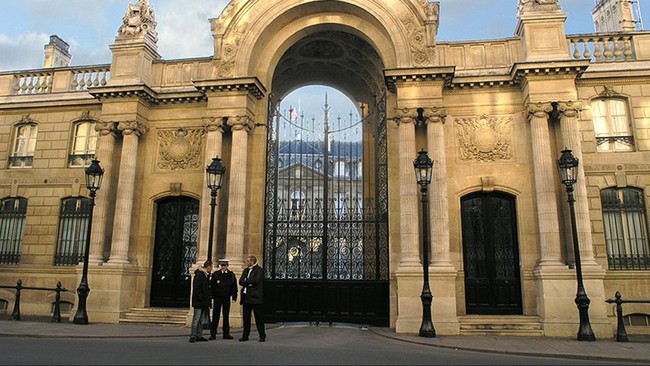 Seorang polisi wanita menderita luka akibat ditabrak oleh sebuah kendaraan di depan istana kepresidenan Elys&eacute;e di Paris, Perancis, pada Kamis (15/1).