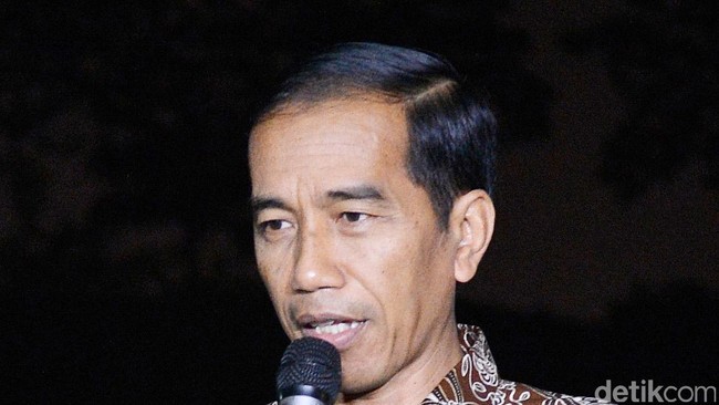Presiden Joko Widodo bersyukur tren harga minyak dunia terus menurun di awal masa kepemimpinannya. Dengan begitu inflasi bisa ditekan.
