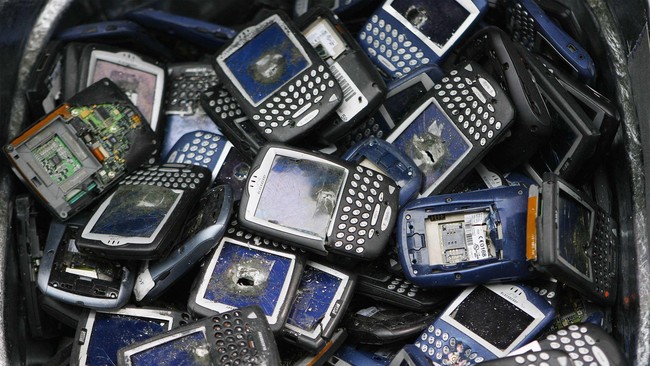 Senjakala Windows Phone dan Blackberry nampaknya semakin terlihat jelas. Pangsa pasar kedua ponsel tersebut semakin menipis digerus Android dan iOS.