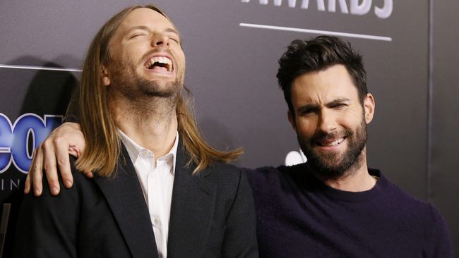 Adam Levine siap menjadi coach bagi penulis lagu junior. Padahal semula ia biasa menulis lagu secara sembunyi-sembunyi.