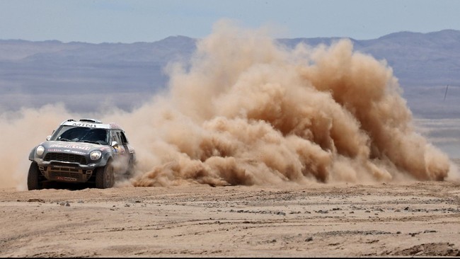 Pereli Qatar Nasser al-Attiyah memimpin klasemen Reli Dakar kelas mobil. Rivalnya, pereli asal Afrika Selatan berharap Al-Attiyah melakukan kesalahan.