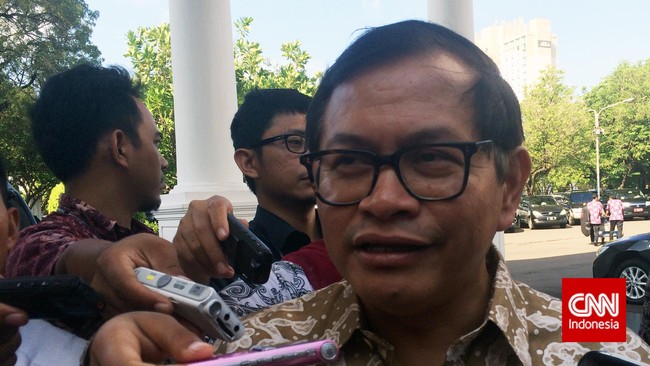 Politisi senior PDIP Pramono Anung mengatakan sebaiknya para menteri Kabinet Kerja tidak memperkeruh polemik Kapolri dan seyogyanya memberi masukan Presiden.
