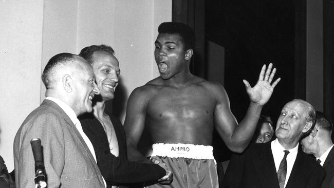 Muhammad Ali, Bintang Besar yang Tak Hanya Bermulut Besar Legenda tinju dunia Muhammad Ali wafat pada usia ke-74 karena komplikasi penyakit yang dideritanya. Ali tak hanya besar di atas ring tinju.