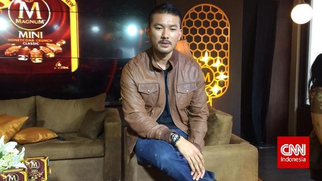 Rio Dewanto ternyata pencinta lukisan. Sejak kecil ia suka menggambar dan menikmati karya seni. Tapi, ia lebih memilih menikmati karya pelukis dalam negeri.
