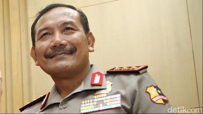 Presiden melakukan diskresi atau kebijakan atas dasar inisiatif pribadi dalam menetapkan Wakapolri Badrodin sebagai pemegang wewenang Kapolri. DPR tak sepakat.