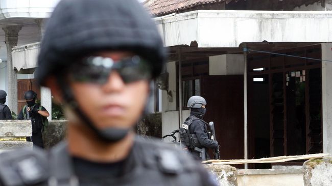 Tiga terduga teroris diamankan tim Densus 88 di wilayah Semarang, Solo dan Sukoharjo.