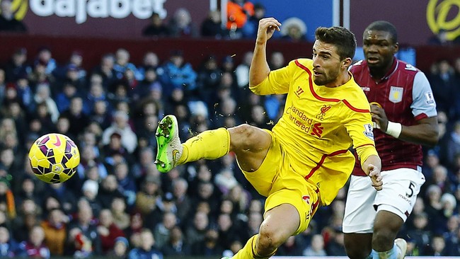 Kedua tim tak mencetak banyak peluang bagus di babak pertama, namun Liverpool mampu unggul terlebih dahulu atas tuan rumah Aston Villa.