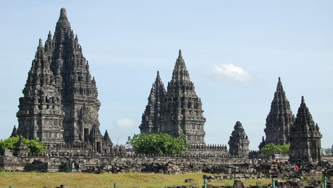 Bukan hanya JogjaROCKarta, budaya pop yang sempat menimbulkan polemik saat menggunakan kawasan cagar budaya.