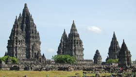 Candi Prambanan: Lokasi, Rute, Informasi Tiket, dan Spot Menarik