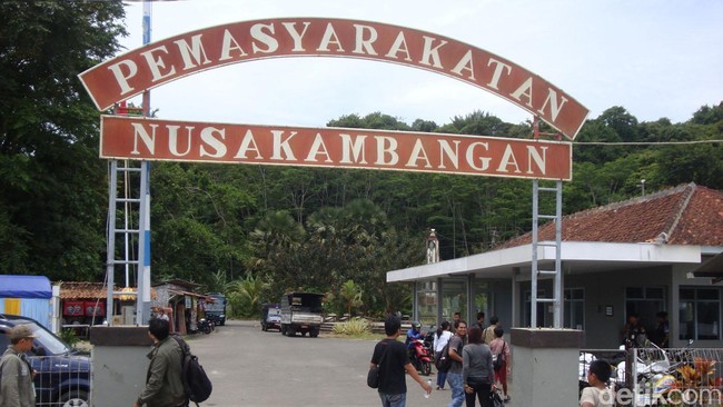 Abu Bakar Baasyir adalah narapidana terorisme yang kini ditahan di Nusakambangan. Ia terbukti terlibat pelatihan militer di Jalin Jantho, Aceh.