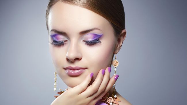 Anda mungkin berpikir jika riasan wajah yang menakjubkan hasil karya tangan terampil para make up artist didukung oleh peralatan make up mahal.