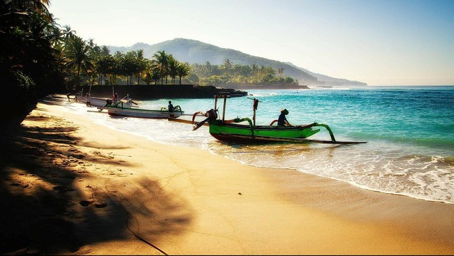 Ujung lidah ombak yang memutih, hampir menyentuh pantai, kemudian hilang berganti dengan ombak yang di belakangnya. Seakan berkejaran tak kunjung selesai.