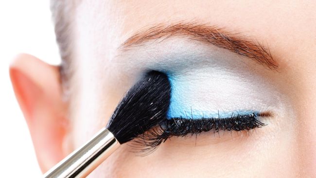 Siapa bilang make up penuh warna hanya cocok untuk pergi ke pesta? make up ini juga cocok untuk Anda yang ingin berkencan malam nanti.
