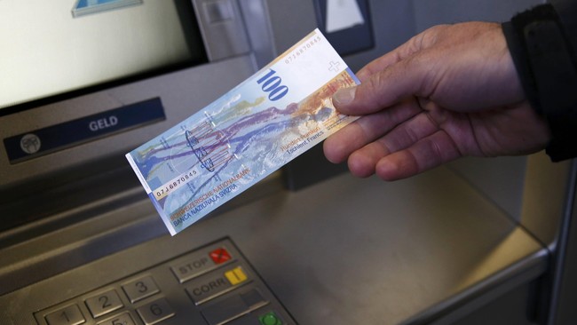 Union Bank of Switzerland (UBS) menilai kebijakan bank sentral Swiss akan menyebabkan pertumbuhan ekonomi negara tersebut melorot menjadi sebesar 0,5 persen.