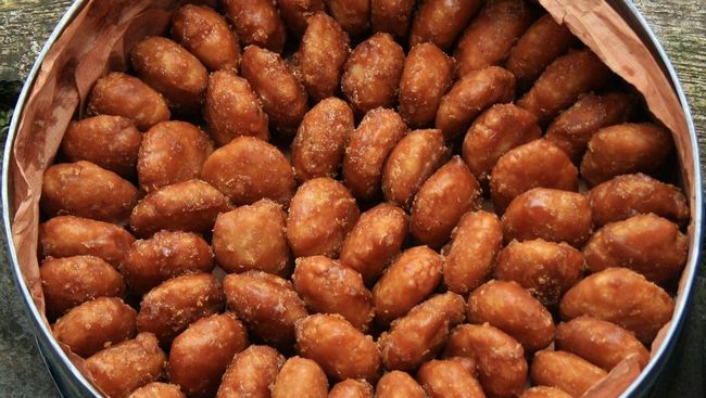 Pernah perhatikan banyaknya tukang gemblong puncak saat kemacetan melanda di simpang gadog? Ini kisah penjaja gemblong Puncak.