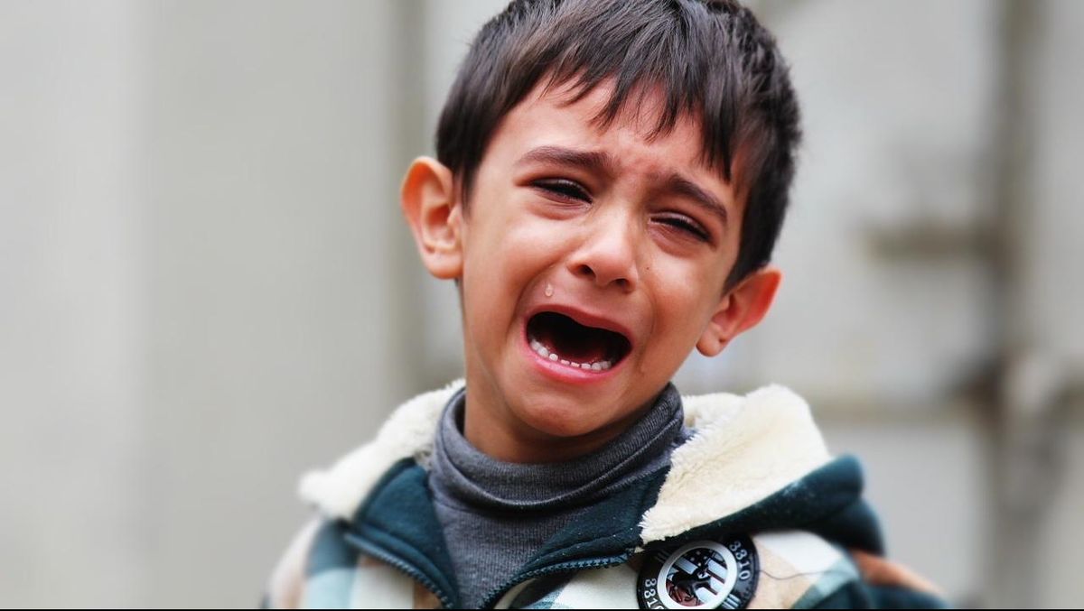 Anak Masih Menangis saat Ditinggal di Sekolah? Ini 7 Cara Mengatasinya