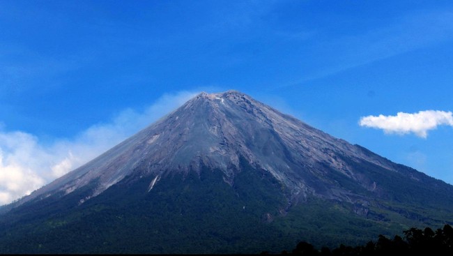 Pendaki Swiss, Lionel Du Creaux, hilang di Semeru sejak 7 Juni lalu. Hingga kini pencarian melalui jalur darat belum membuahkan hasil.