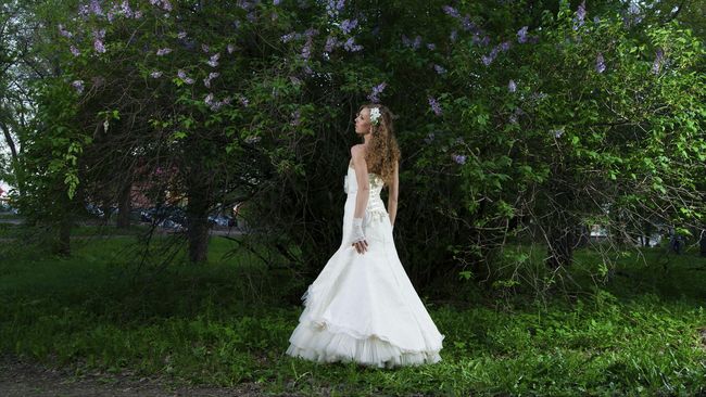 Di London ada sebuah gaun pengantin cantik yang dibuat selama 300 jam oleh tiga orang, sayang tak ada seorang pun yang mau memakainya.