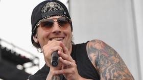 Cara Vokalis Avenged Sevenfold Jaga Suara Seksinya