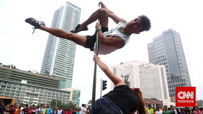 Serunya Pertunjukan Pole Dancing di Bunderan HI