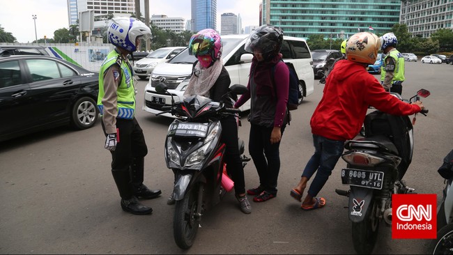Wanita pengendara dan penumpang sepeda motor jangan sepelekan gamis, selendang yang menjuntai jika ingin selamat di jalan.