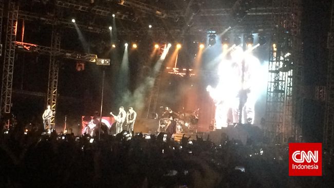 Lagu kebangsaan Indonesia Raya membuka konser grup heavy metal asal California, Avenged Sevenfold, di Parkir Timur Senayan, Minggu (18/1) malam.