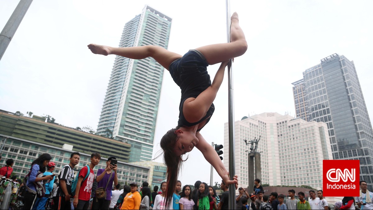 Serunya Pertunjukan Pole Dancing di Bunderan HI