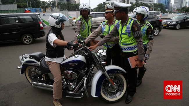 Aplikasi E-Tilang segera diterapkan dan diharapkan akan digunakan di seluruh wilayah Indonesia pada 2017. Bagaiman cara kerja E-Tilang ini?