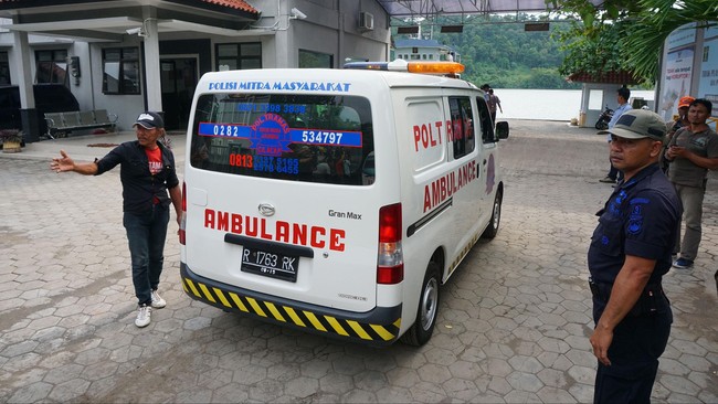 Polisi menetapkan ML sebagai tersangka perusakan ambulans di Depok. Pelaku menyesali aksinya setelah ditangkap.