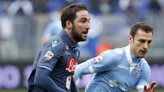 Pemain penyerang Napoli, Gonzalo Higuain menolak memperpanjang kontraknya, namun menyatakan takkan pergi dari klub tersebut untuk satu tahun ke depan.