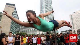Serunya Pertunjukan Pole Dancing di Bunderan HI