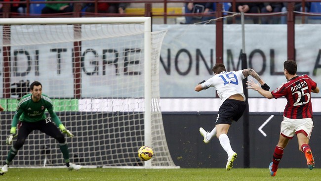 German Denis mempersembahkan kemenangan ke empat bagi Atalanta musim ini. Golnya membuat Atalanta berhasil mengalahkan Milan 1-0 di San Siro, Minggu (18/1)