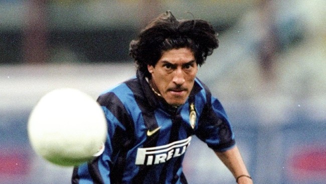 Minggu (18/1) menjadi hari bahagia bagi mantan penyerang Inter Milan dan timnas Chili, Ivan Zamorano, karena ia akan merayakan ulang tahunnya yang ke 47.
