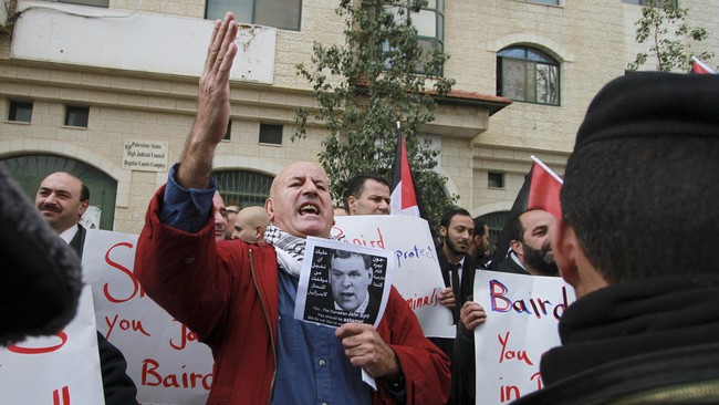 Warga Palestina memprotes kebijakan Kanada mendukung Israel secara diplomatik dengan meneriaki dan melempari Menlu John Baird yang berkunjung ke Tepi Barat.
