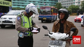 Polisi Tilang Motor Lampu Utama Mati meski Lampu Senja Nyala