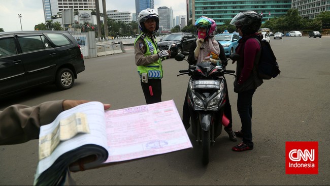 Direktorat Lalu Lintas Polda Metro Jaya mencatat adanya kenaikan jumlah pelanggaran pengendara kendaraan bermotor tahun ini dengan tahun 2014.