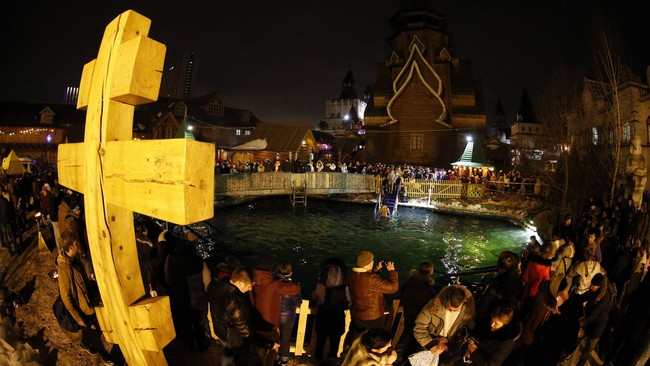 Rayakan Epifani, Umat Kristen Ortodoks Berendam di Air Es