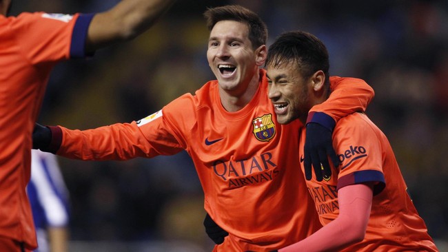 Barcelona kembali memangkas jarak dengan Real Madrid menjadi satu poin berkat kemenangan 4-0 atas Deportivo di Stadion Riazor, Minggu (19/1) dini hari WIB.